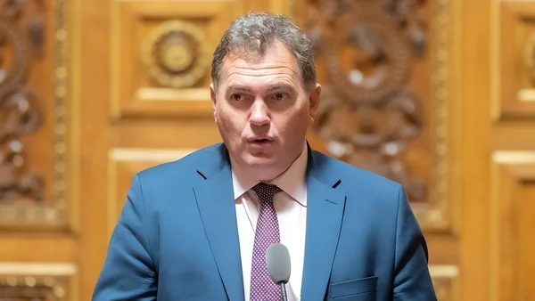 Philippe Tabarot s'exprimant lors d'une conférence de presse.