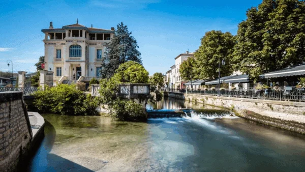 La villa blanche de l'hôtel de Patrick Bruel à L'Isle-sur-la-Sorgue.