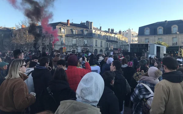 500 personnes rassemblées à Bordeaux pour défendre les rave parties, avec des fumigènes colorés.