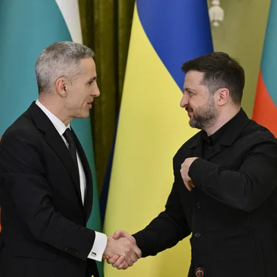 Volodymyr Zelensky serrant la main d'un responsable bulgare lors de la signature d'un accord de défense entre l'Ukraine et la Bulgarie.
