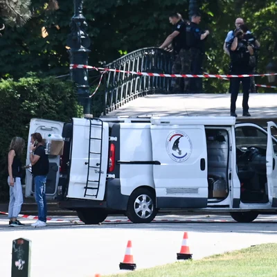 Fourgon de police et ruban de sécurité à Annecy après l'attaque.