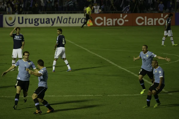 Célébration des joueurs de l'Uruguay après un but lors des éliminatoires de la Coupe du monde 2014 au Stade Centenario.