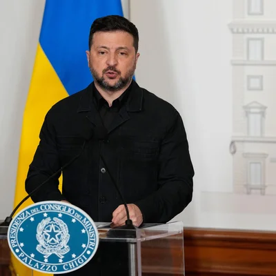 Volodymyr Zelensky s'adressant à la presse au Palazzo Chigi.