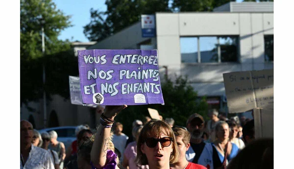 Manifestation en soutien à Lyhanna : une pancarte dénonce l'enterrement des plaintes et des enfants.