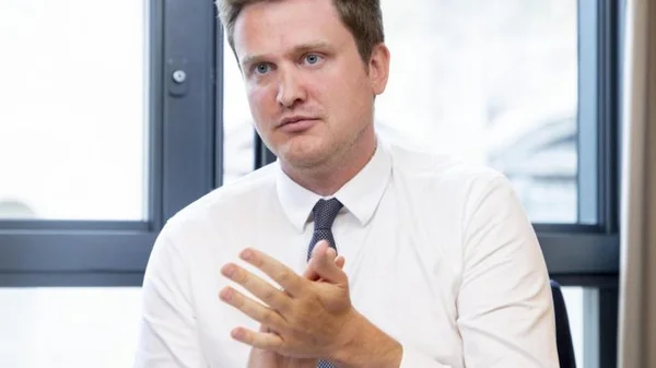 Un intervenant commentant l'adoption de la loi « Philippine».