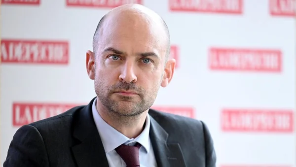 Jean-Noël Barrot, ministre de l'Europe et des Affaires étrangères, en portrait rapproché.
