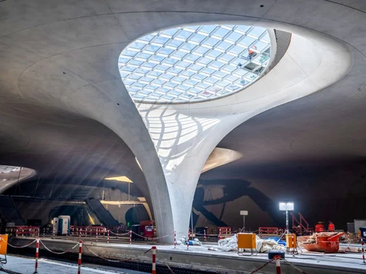 Intérieur du chantier de la gare Stuttgart 21 : piliers en béton et verrière en grille laissant entrer la lumière naturelle.