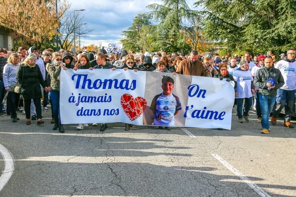 Marche en mémoire de Thomas à Crépol, une foule nombreuse portant une banderole à son effigie.