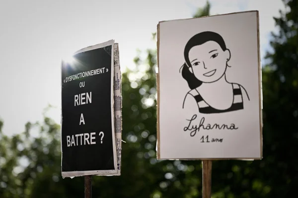 Pancartes dénonçant un dysfonctionnement et rendant hommage à Lyhanna, 11 ans.