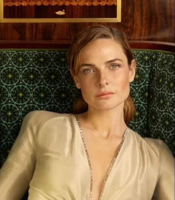 Rebecca Ferguson dans une tenue élégante pour une séance photo.