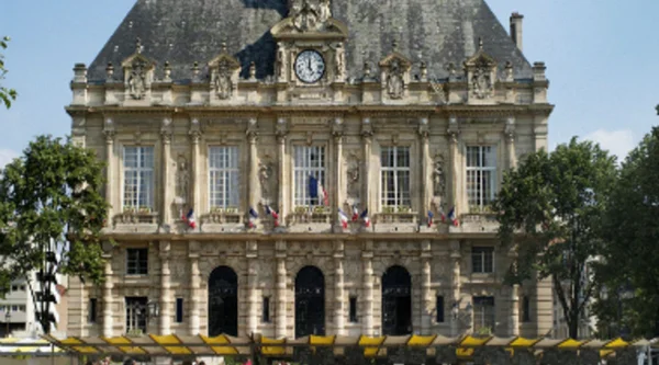 La mairie d'Ivry-sur-Seine, avec des auvents de marché au premier plan.