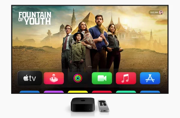 Apple TV 4K et Siri Remote avec l'interface tvOS en arrière-plan