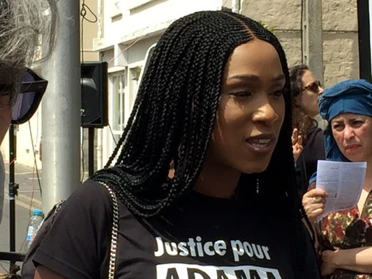 Assa Traoré au départ de la Marche pour Adama, près de la gare de Persan, le 21 juillet 2018.