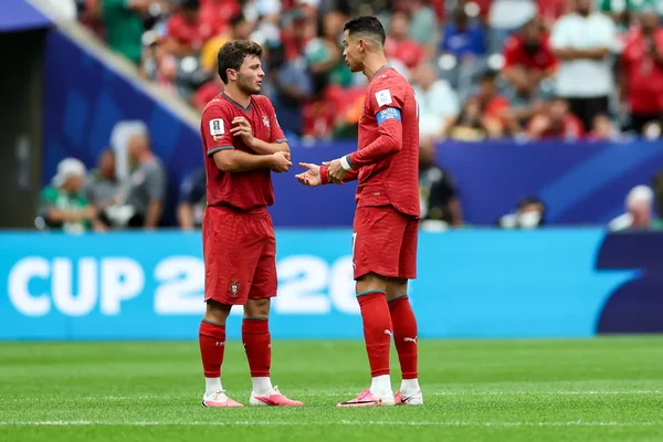 Joueurs du Portugal en discussion sur le terrain.