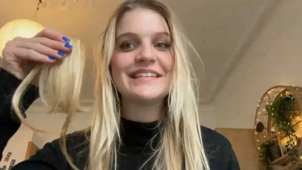 Une participante à un concours de sosies pose avec un sourire confiant.