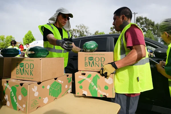 Des bénévoles distribuent des denrées alimentaires lors d'un événement de la Los Angeles Regional Food Bank.