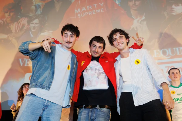 Concours suprême de sosies de Timothée Chalamet à Paris : trois participants sur scène.