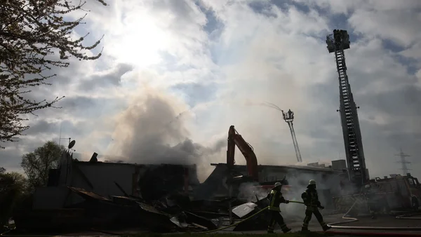 Pompiers en intervention sur l'incendie d'une discothèque allemande près de Strasbourg.