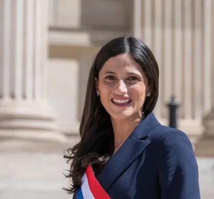 Eléonore Caroit, députée des Français de l'étranger, en extérieur devant un bâtiment officiel.