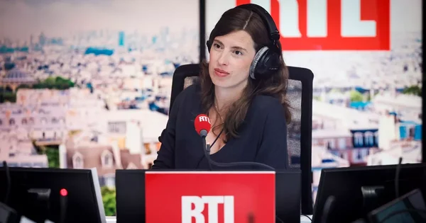Une animatrice en plein direct dans le studio de RTL, illustrant la préparation des grilles pour la présidentielle.