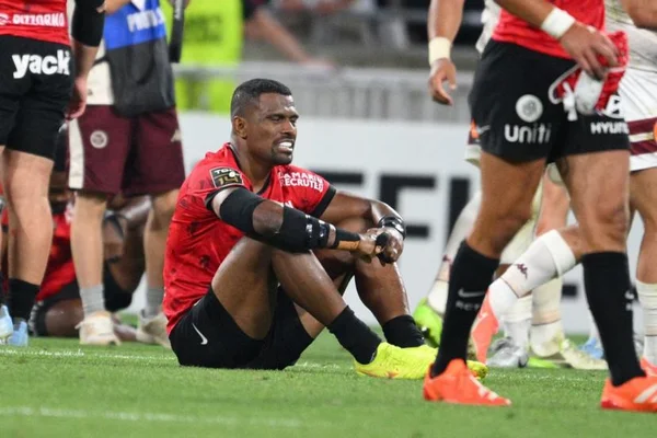Joueur de Toulon épuisé ou blessé après l'effort.