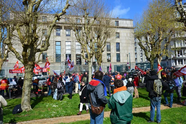 Rassemblement de protestation à Brest contre les contrôles RSA, avec des drapeaux syndicaux.