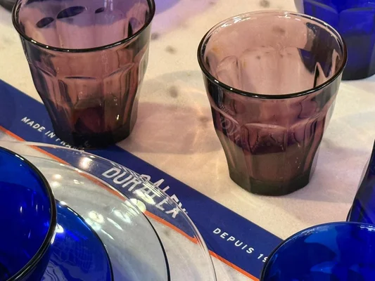 Assortiment de verres et bols Duralex, déclinés en couleurs.