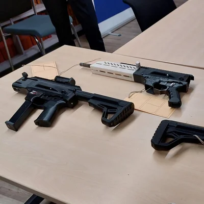 Répliques d'armes imprimées en 3D, dont des modèles type MP7, saisies.