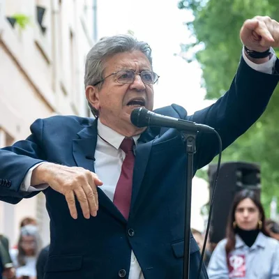 Jean-Luc Mélenchon s'adressant à la foule lors de son meeting en plein air à Saint-Denis.