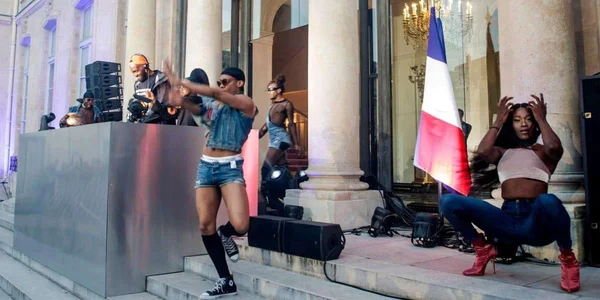 DJ et danseurs animent les marches de l'Élysée lors de la Fête de la Musique.