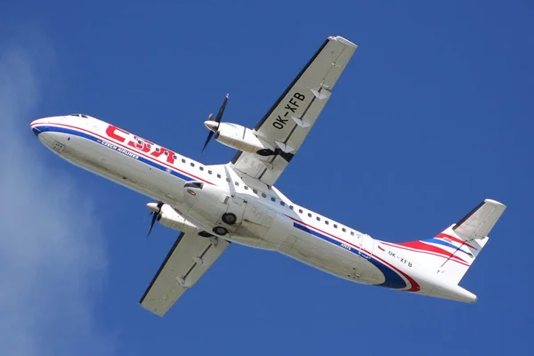 Un ATR 72 de CSA Czech Airlines en plein vol, symbole du trafic régional.