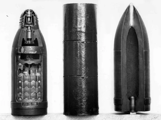 Trois types d'obus présentés en coupe et en vue intacte.