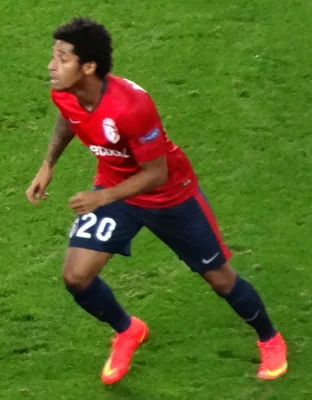 Ryan Mendes, capitaine et star du Cap-Vert, en action sous le maillot du LOSC Lille.