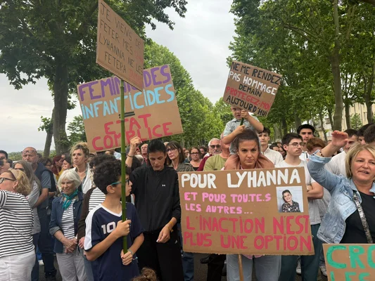 Manifestation à Paris pour une loi contre les violences sexuelles, pancarte 'Je suis Lyhanna'