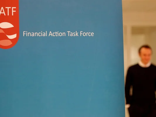 Pancarte du GAFI (Groupe d'action financière) lors d'un événement.