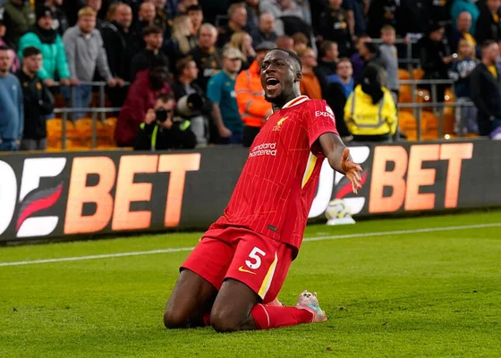 Ibrahima Konaté célébrant ou exprimant une émotion intense lors d'un match avec Liverpool.