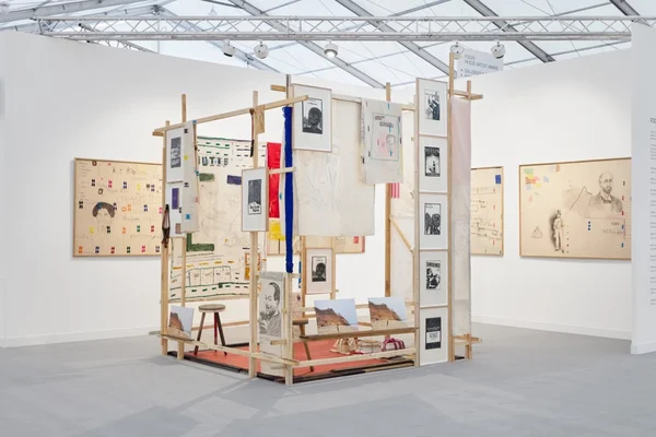 Installation contemporaine dans l'exposition « Aux origines », mêlant dessins, textiles et objets.
