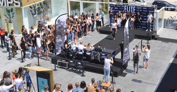 Concours de mannequins Elite se déroulant à Paris, avec un défilé devant un public nombreux.