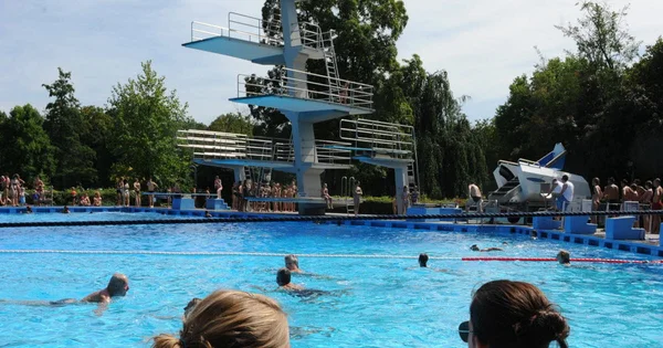 Piscine de plein air à Kehl : mouvement de foule et malaises lors d'une journée de forte affluence.