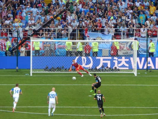 Lionel Messi tirant un penalty pour l'Argentine contre l'Islande lors de la Coupe du monde 2018.