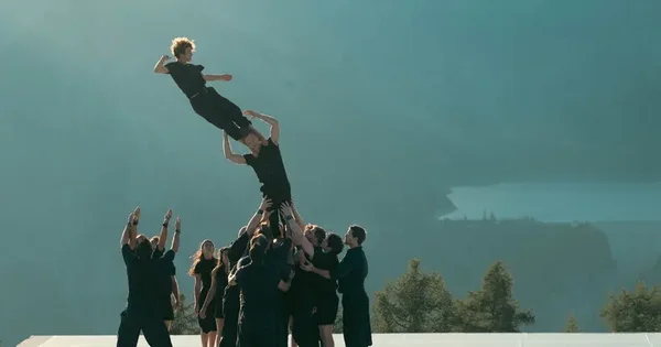 Les acrobates du Collectif XY en répétition en extérieur.