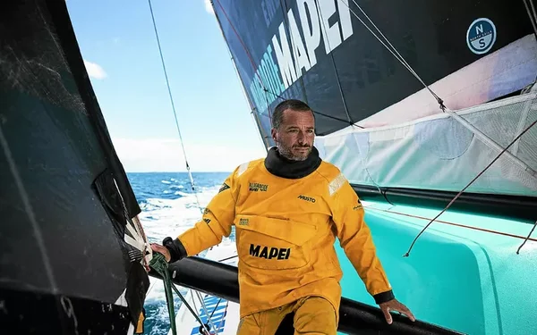 Ambrogio Beccaria en action sur son voilier 'Allagrande Mapei' lors de la Vendée Arctique.