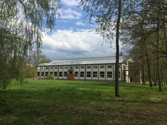 Le centre d'art contemporain Les Tanneries à Amilly, un bâtiment moderne au cœur d'un écrin de verdure.