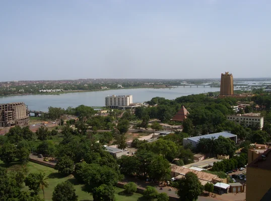 Vue de Bamako avec le fleuve Niger et le pont du roi Fahd.