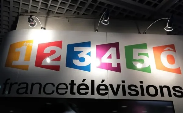Enseigne des chaînes de France Télévisions, illustrant l'ampleur des réductions de programme.