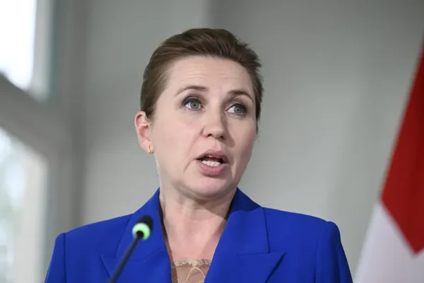 Mette Frederiksen, Première ministre danoise, s'adressant à la presse ou à un public.