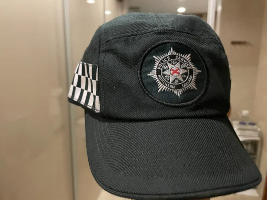 Casquette officielle du PSNI arborant l'écusson brodé et le tartan Sillitoe.