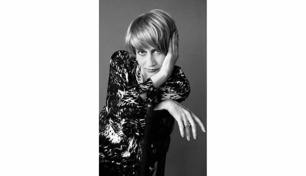 Portrait en noir et blanc de Caroline Loeb.