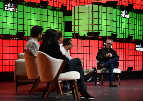 Reshma Sohoni, managing partner de Seedcamp, participe à un panel au Web Summit 2019 à Lisbonne, entourée d’autres investisseurs et du modérateur Mike Butcher.