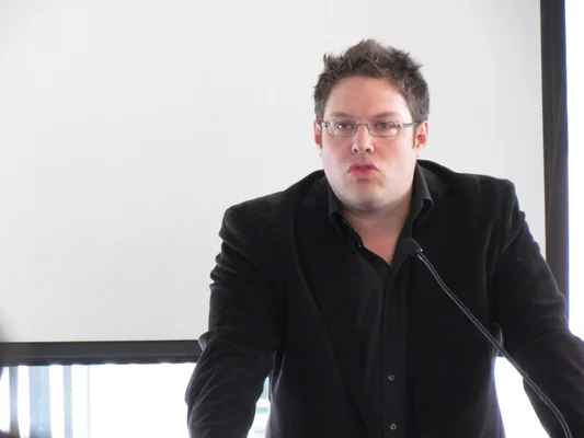 Mathieu Bock-Côté s'adressant à la presse en avril 2012.